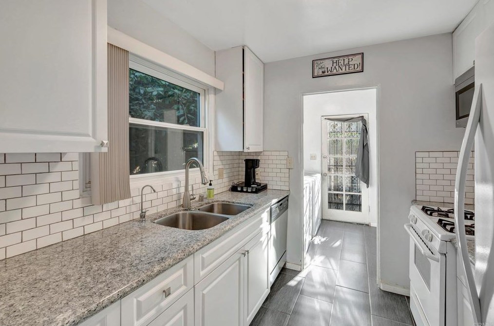 4966 68th St, San Diego CA  92115-1703 exterior