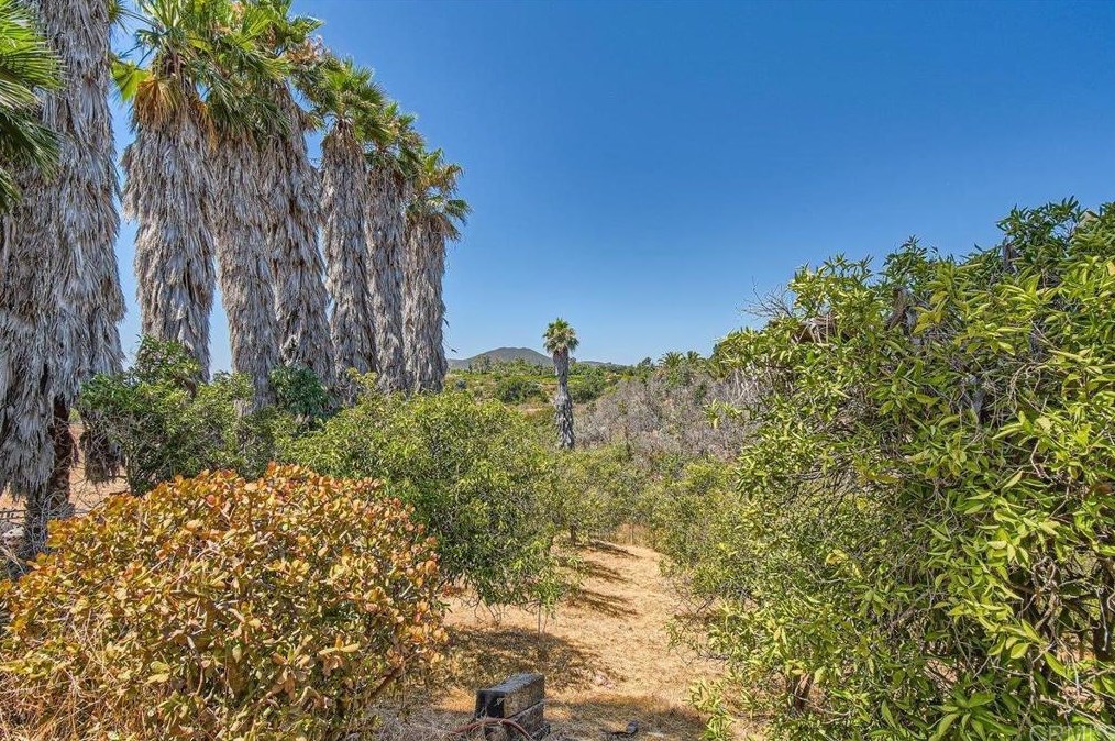 1858 Canyon Heights Rd, Fallbrook CA  92028-9784 exterior