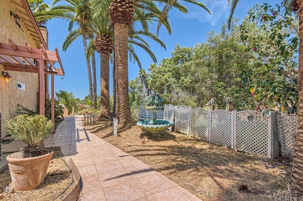 1858 Canyon Heights Rd, Fallbrook CA  92028-9784 exterior