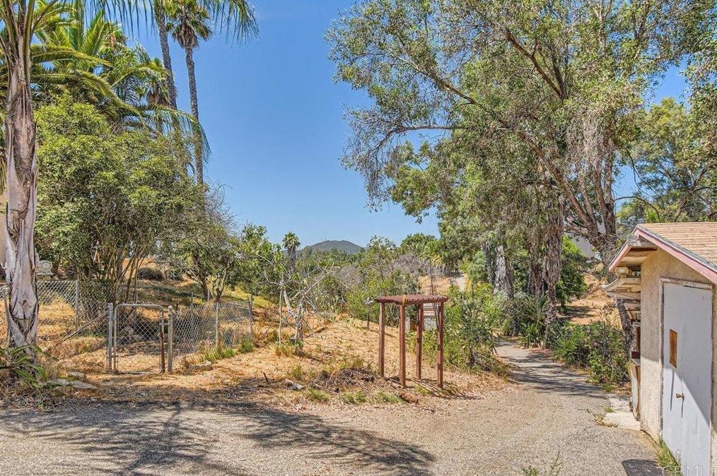1858 Canyon Heights Rd, Fallbrook CA  92028-9784 exterior