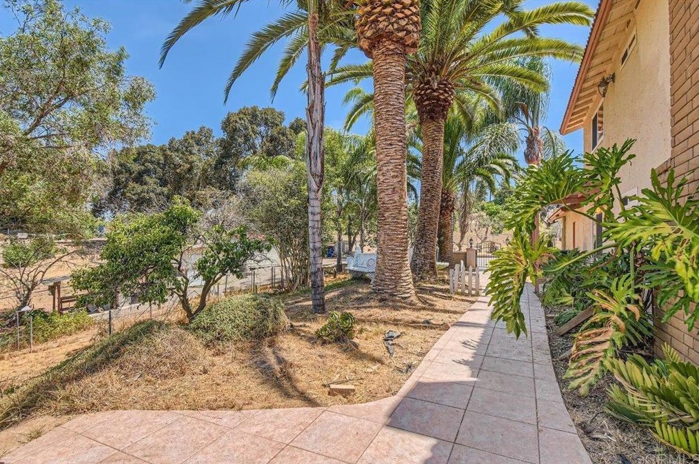 1858 Canyon Heights Rd, Fallbrook CA  92028-9784 exterior