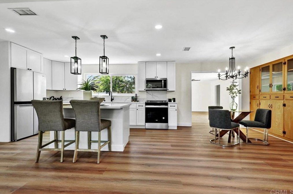 2446 Vista Way, Vista CA 92083-6228 exterior