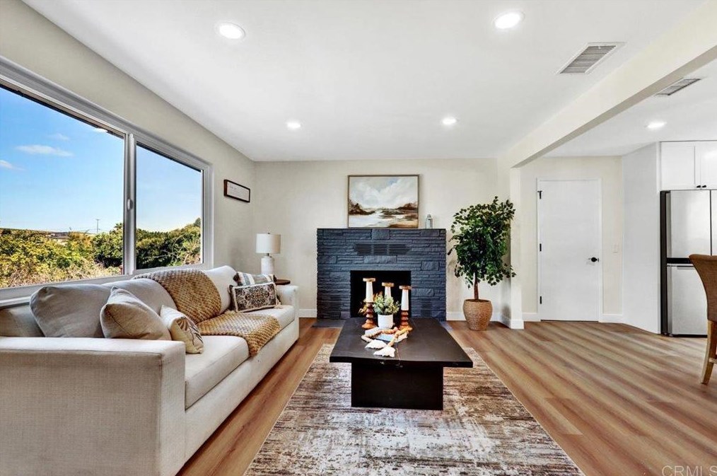 2446 Vista Way, Vista CA 92083-6228 exterior