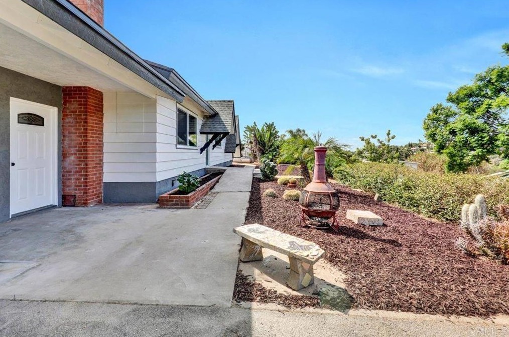 2446 Vista Way, Vista CA 92083-6228 exterior