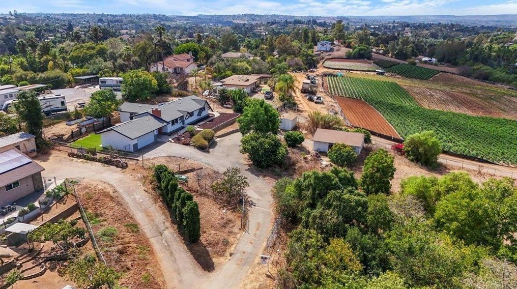 2446 Vista Way, Vista CA 92083-6228 exterior