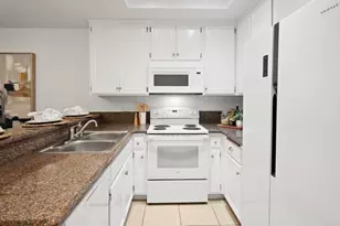 8037 Caminito Mallorca, La Jolla, CA 92037 - Photo 15