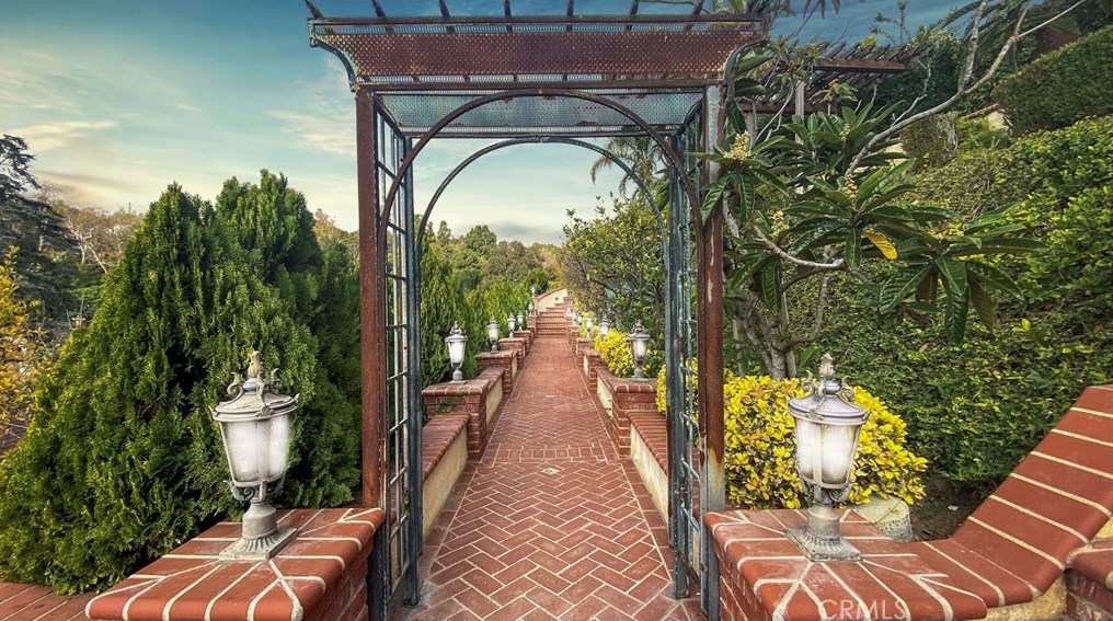 140 Thurston Ave, Los Angeles CA  90049-2422 exterior