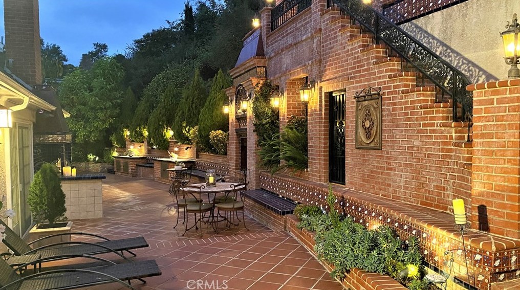 140 Thurston Ave, Los Angeles CA  90049-2422 exterior