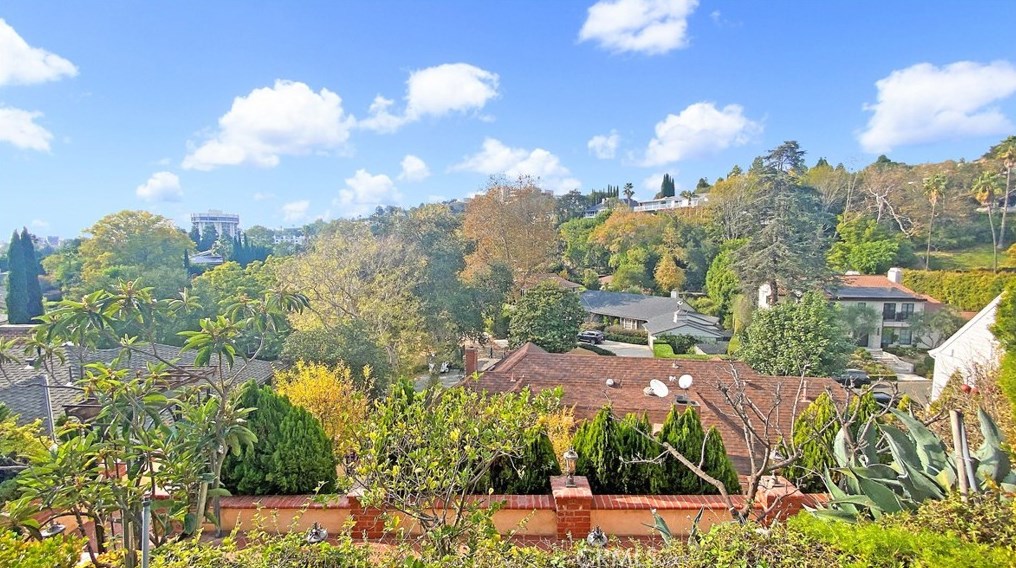 140 Thurston Ave, Los Angeles CA  90049-2422 exterior