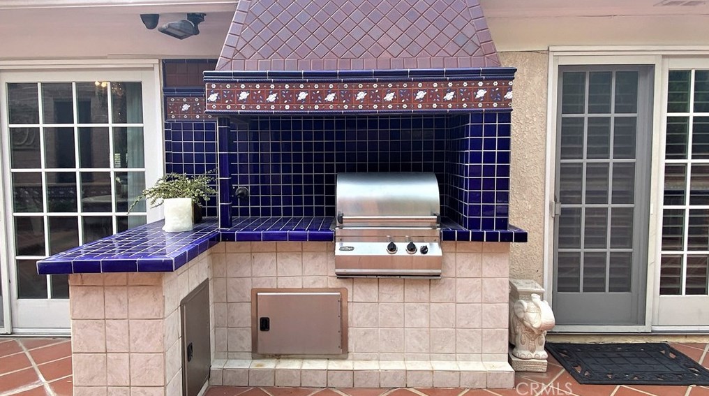 140 Thurston Ave, Los Angeles CA  90049-2422 exterior