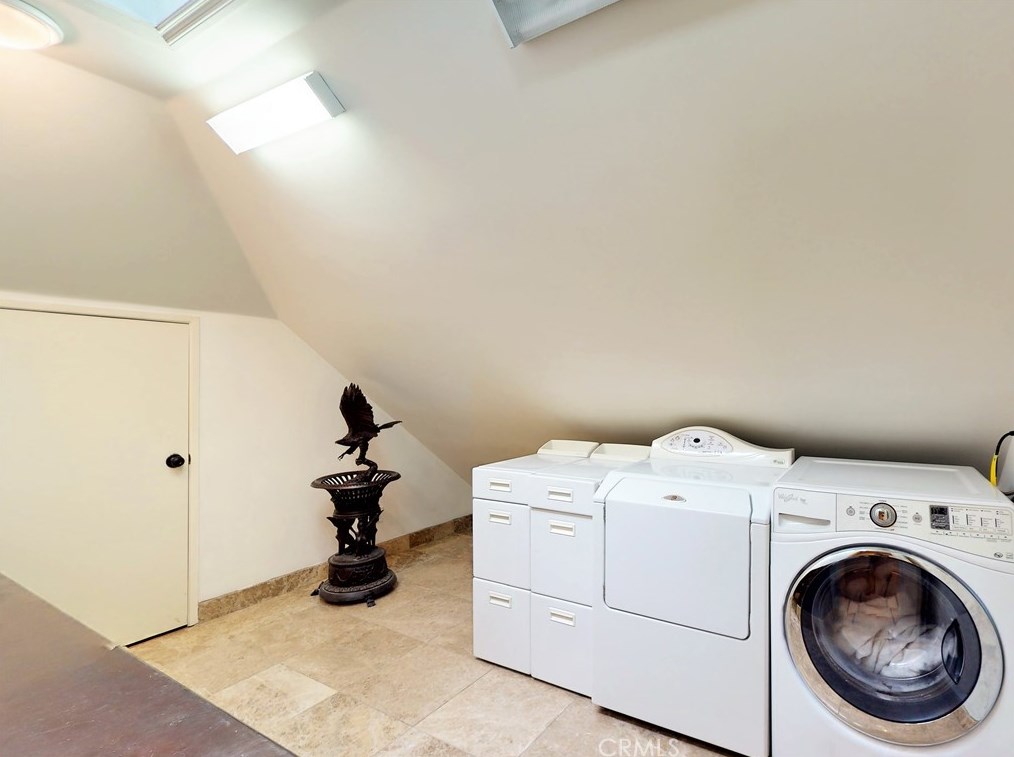 140 Thurston Ave, Los Angeles CA  90049-2422 exterior