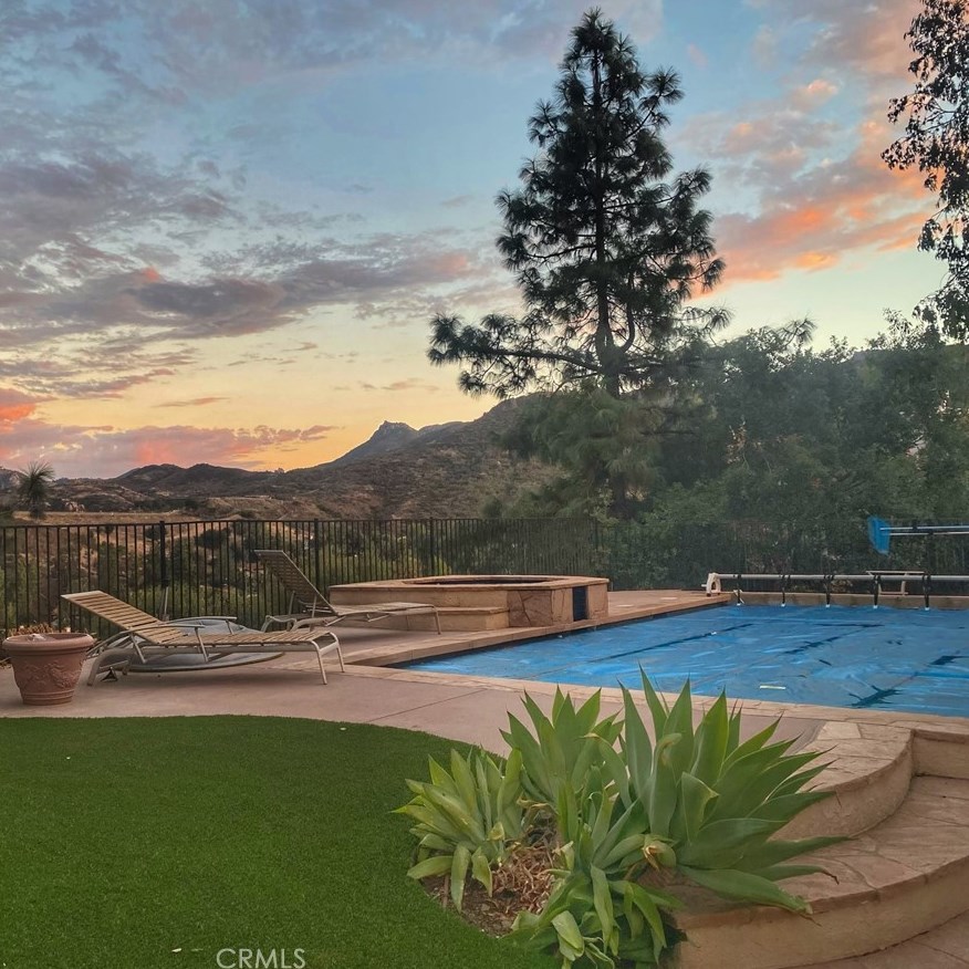 2660 Grandoaks Dr, Thousand Oaks CA 91361-5562 exterior