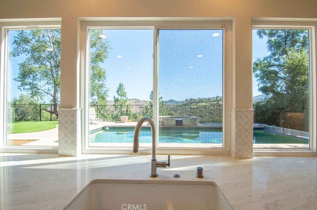 2660 Grandoaks Dr, Thousand Oaks CA 91361-5562 exterior