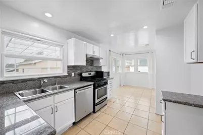 10525 S 4th Avenue, Inglewood, CA 90303 - Photo 13