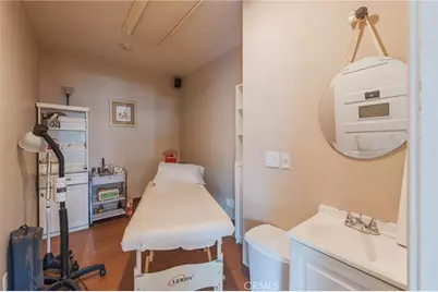 146 E Walnut Avenue, Monrovia, CA 91016 - Photo 17