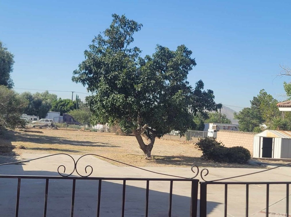 18015 Pine Ave, Fontana CA  92335-6077 exterior