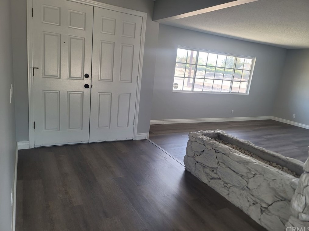 18015 Pine Ave, Fontana CA  92335-6077 exterior