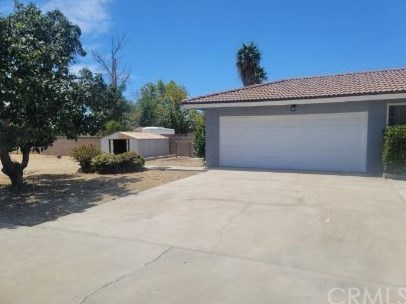 18015 Pine Ave, Fontana CA  92335-6077 exterior