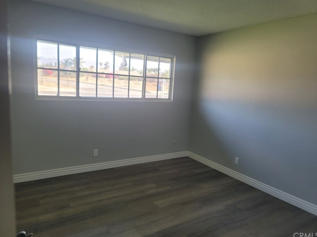 18015 Pine Ave, Fontana CA  92335-6077 exterior