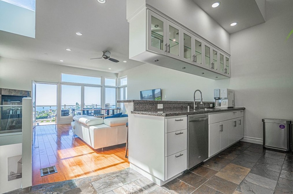 1065 Tia Juana St, Laguna Beach CA  92651-3833 exterior
