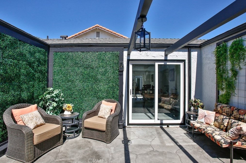 16411 Magellan Ln, Huntington Beach CA  92647-3528 exterior