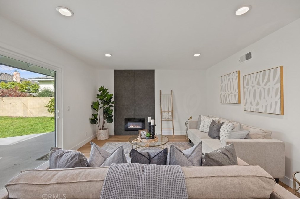16171 Brimhall Ln, Huntington Beach CA  92647-3345 exterior