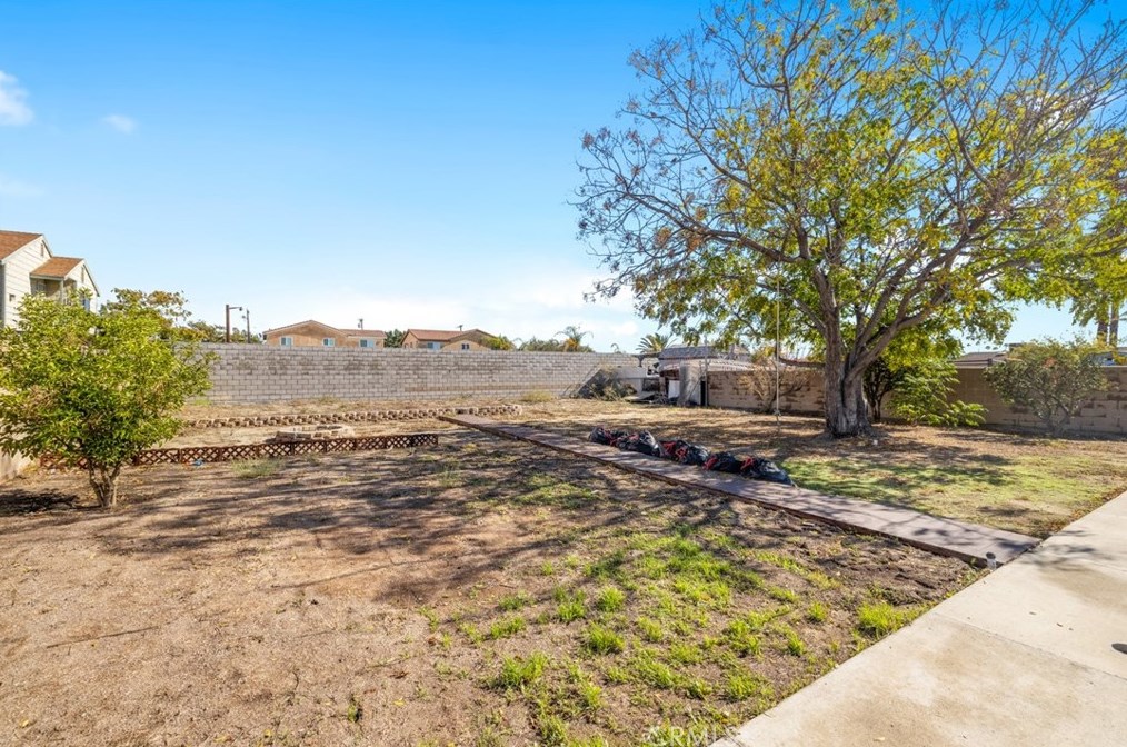 8605 Encina Ave, Fontana CA  92335-3920 exterior