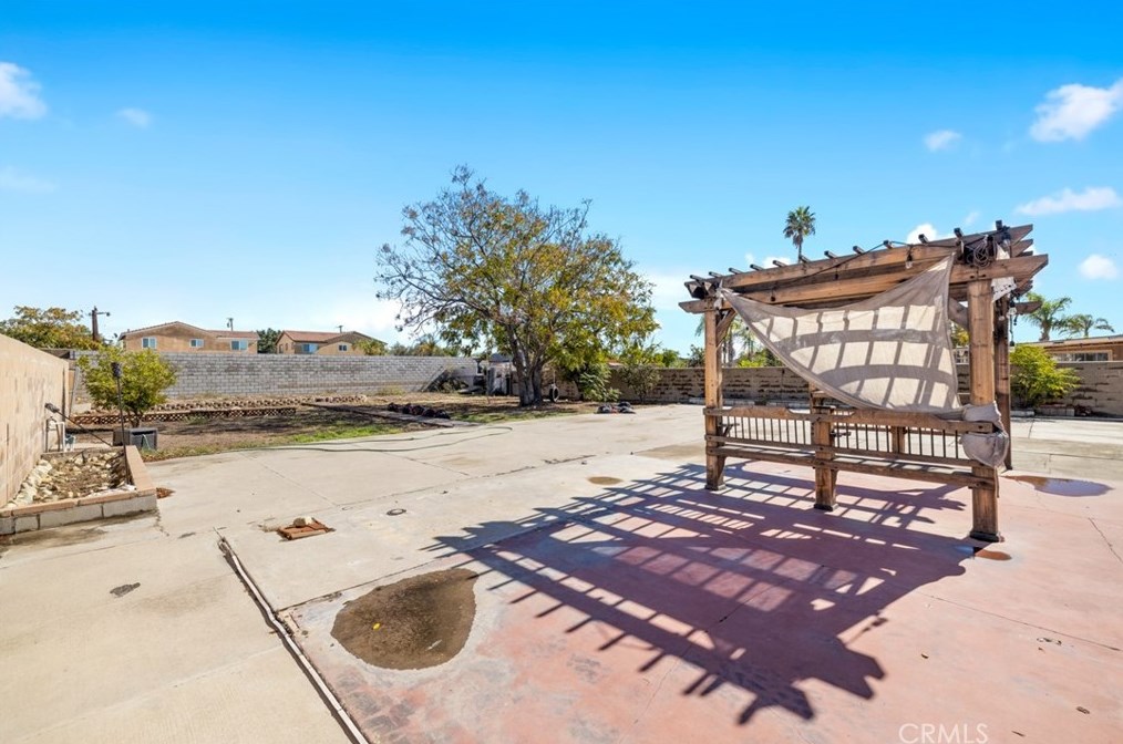 8605 Encina Ave, Fontana CA  92335-3920 exterior