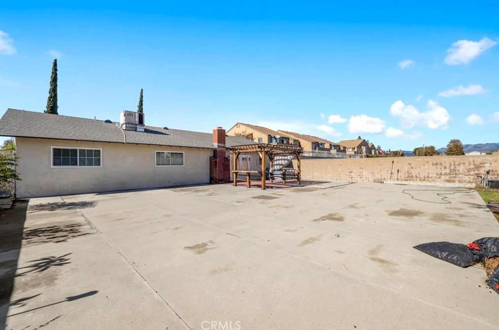 8605 Encina Ave, Fontana CA  92335-3920 exterior