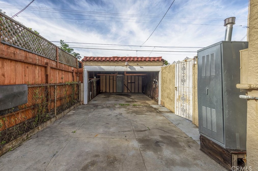 9211 Harvard Blvd, Los Angeles CA  90047-3802 exterior