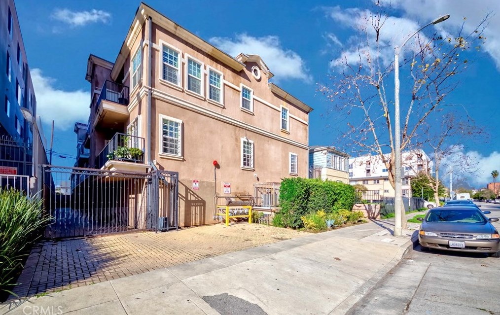 909 Gramercy Pl, Los Angeles CA  90019-2142 exterior