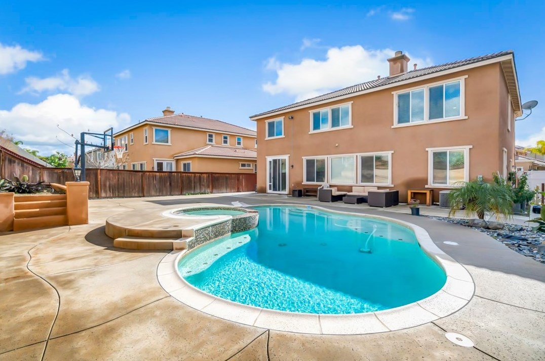 27665 Hackberry St, Murrieta CA  92562-4376 exterior