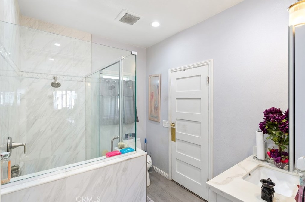 1438 37th Dr, Los Angeles CA  90018-4510 exterior