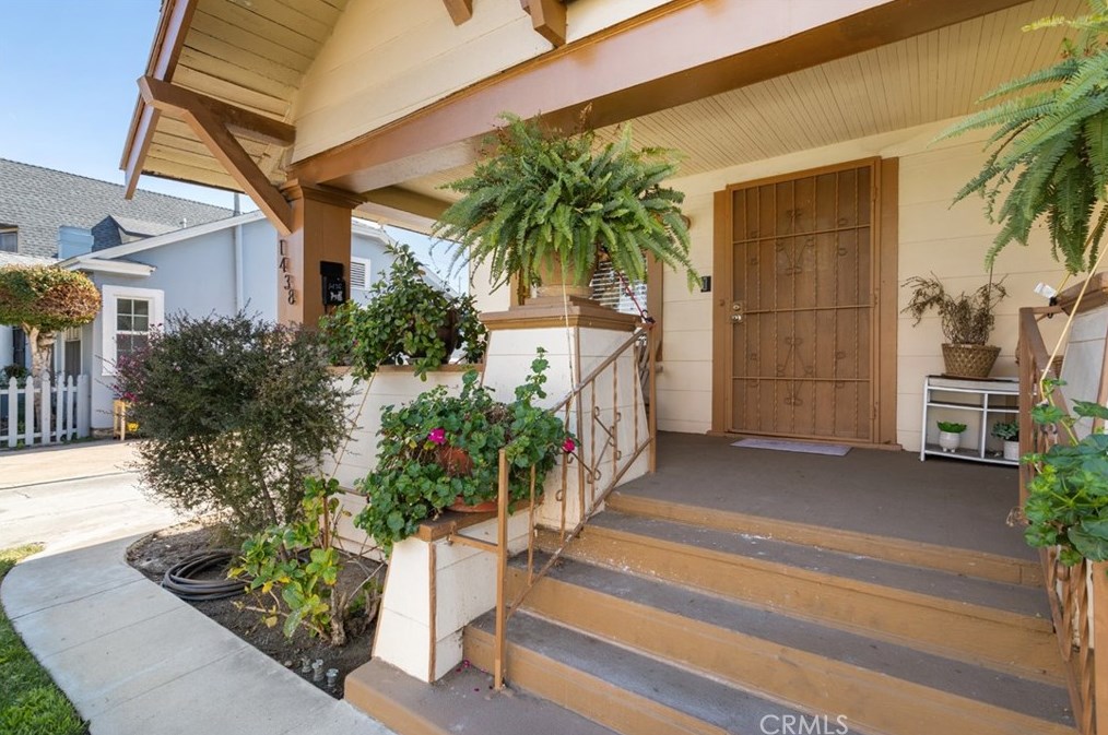 1438 37th Dr, Los Angeles CA  90018-4510 exterior