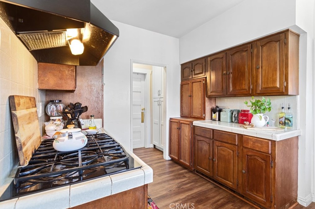 1438 37th Dr, Los Angeles CA  90018-4510 exterior