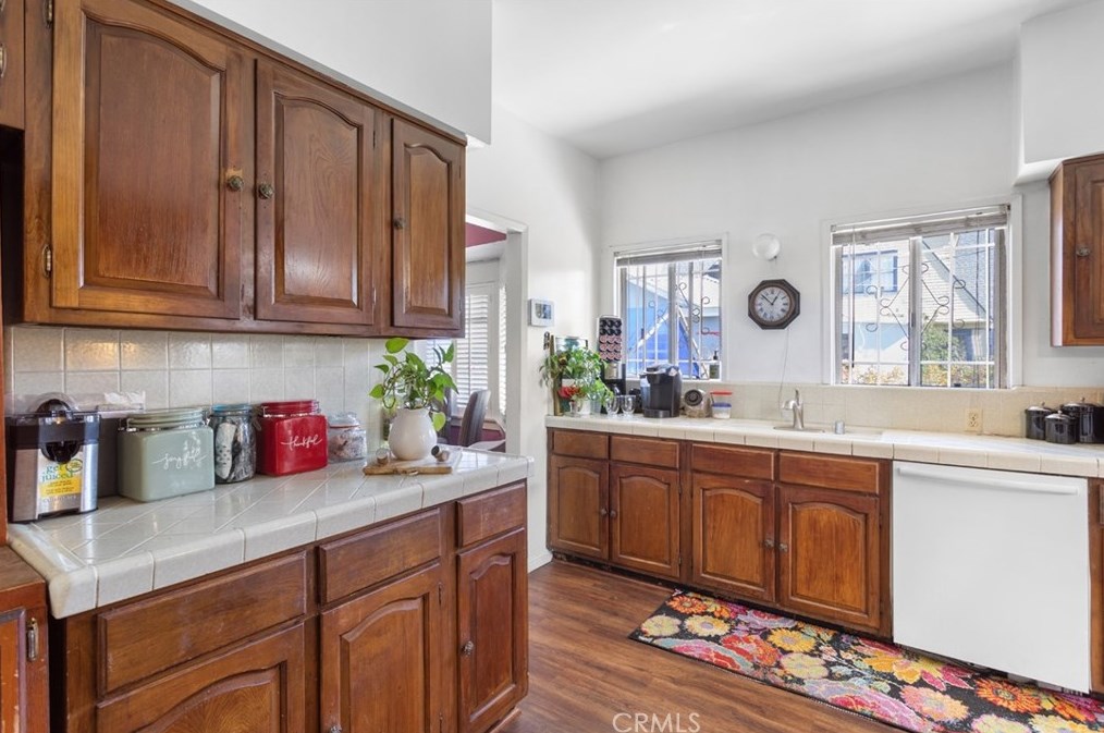 1438 37th Dr, Los Angeles CA  90018-4510 exterior