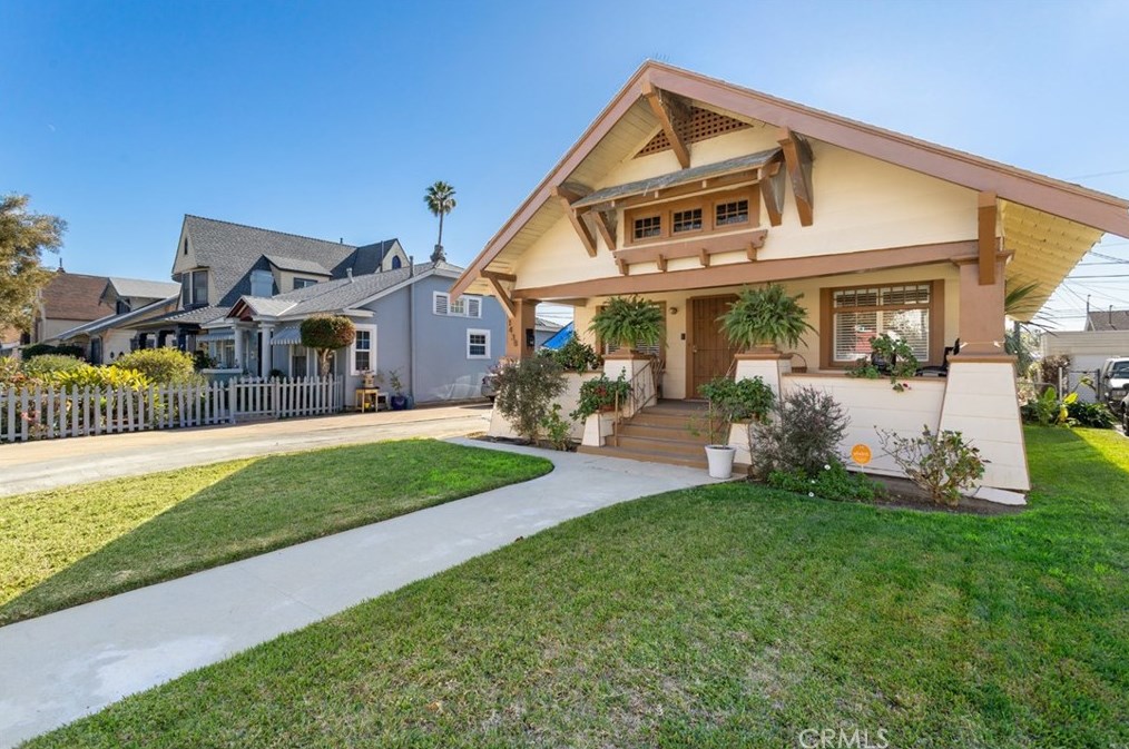 1438 37th Dr, Los Angeles CA  90018-4510 exterior