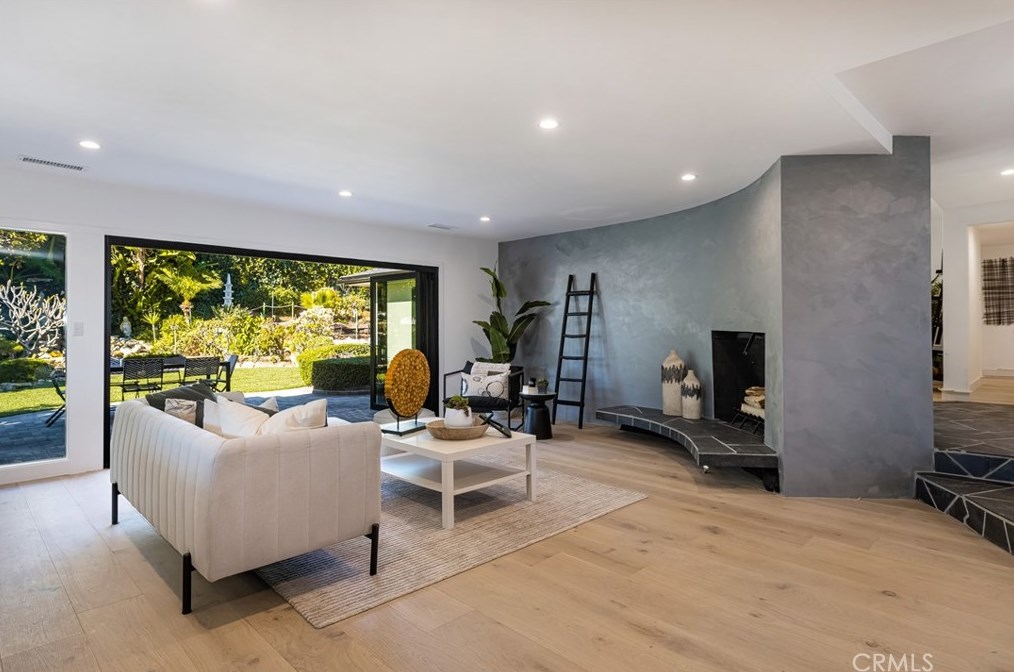 5419 Garth Ave, Los Angeles CA  90056-1115 exterior