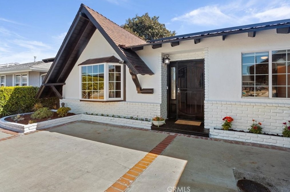 16362 Hollywood Ln, Huntington Beach CA  92649-2635 exterior