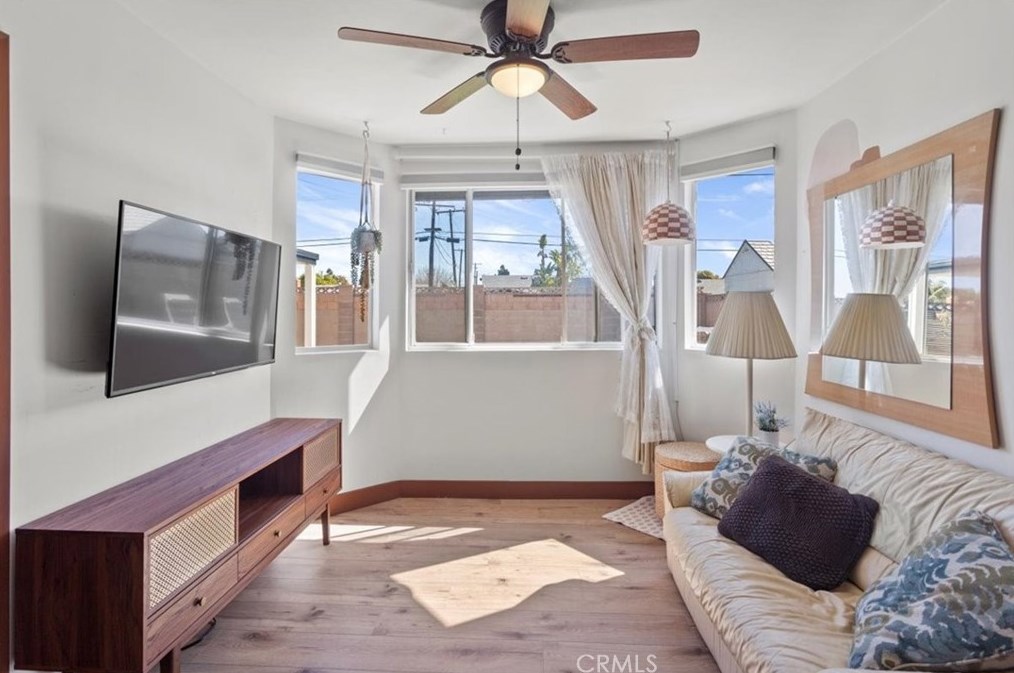 16362 Hollywood Ln, Huntington Beach CA  92649-2635 exterior