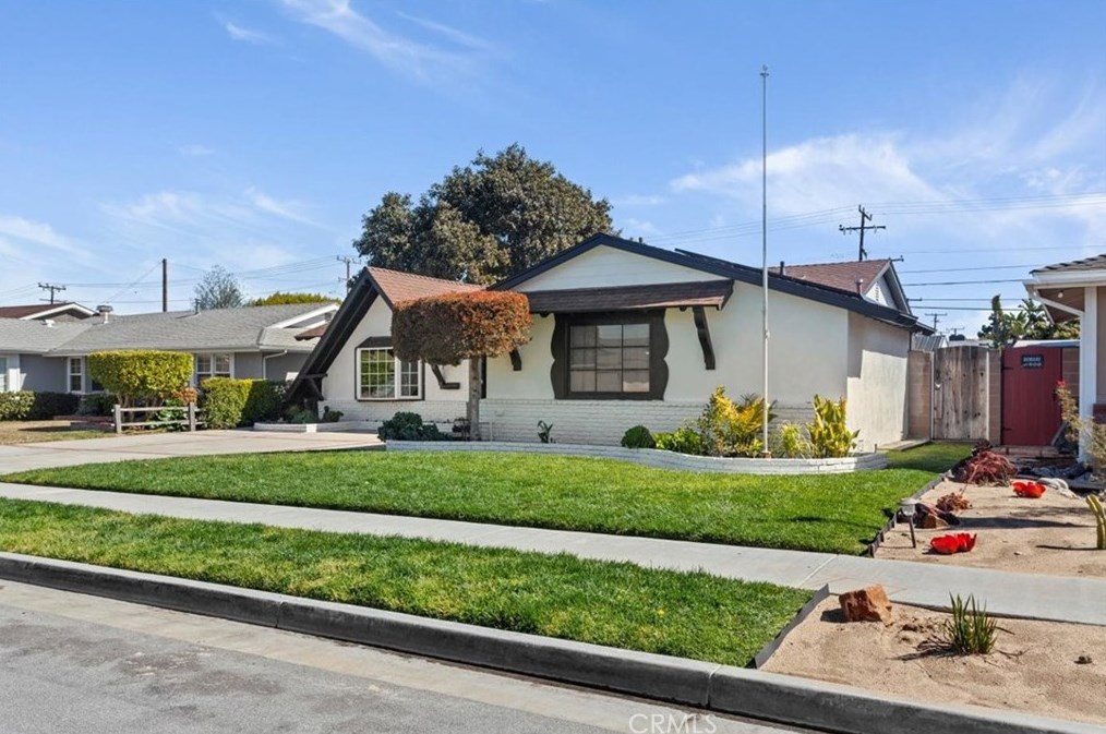 16362 Hollywood Ln, Huntington Beach CA  92649-2635 exterior