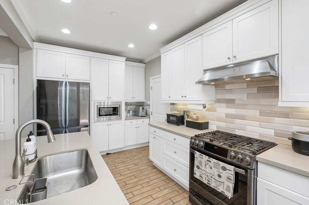 254 Kempton, Irvine CA  92620-2154 exterior