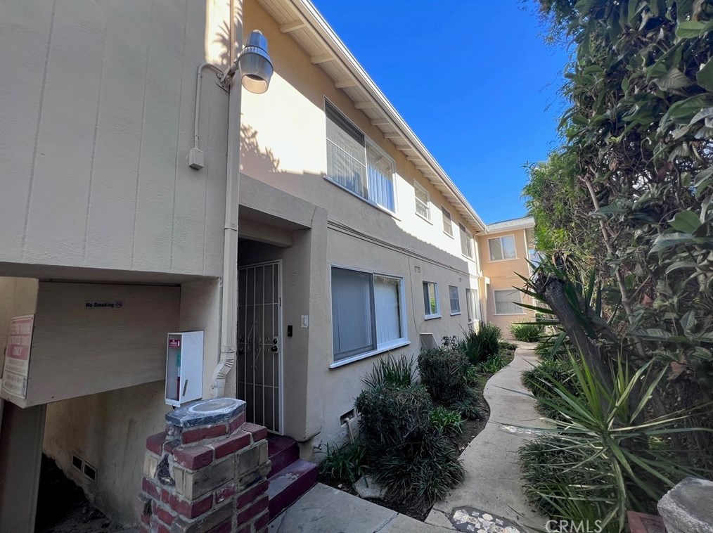 1470 Sherbourne Dr, Los Angeles CA  90035-3520 exterior