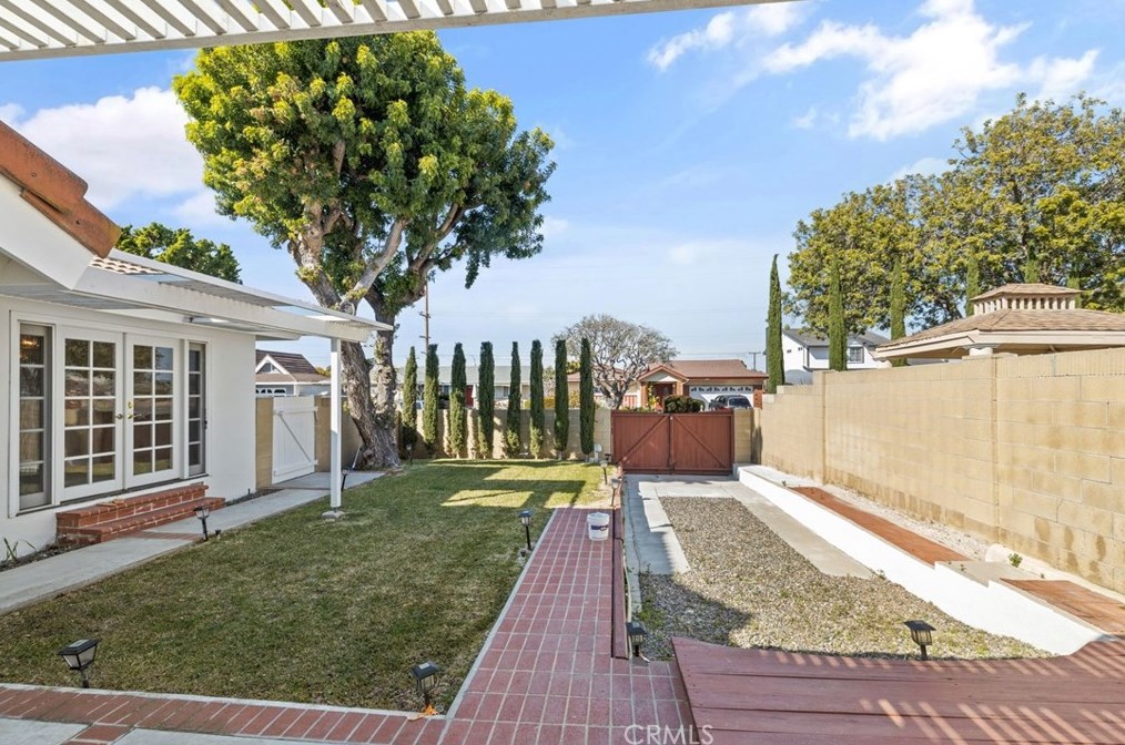 16042 Pitman Ln, Huntington Beach CA  92647-3433 exterior