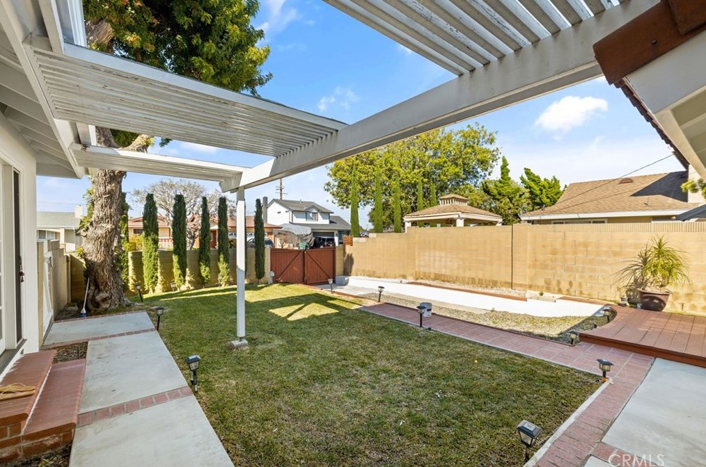 16042 Pitman Ln, Huntington Beach CA  92647-3433 exterior