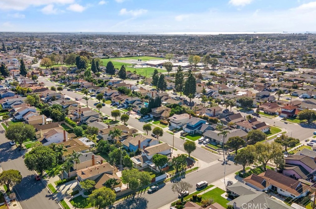 16042 Pitman Ln, Huntington Beach CA  92647-3433 exterior