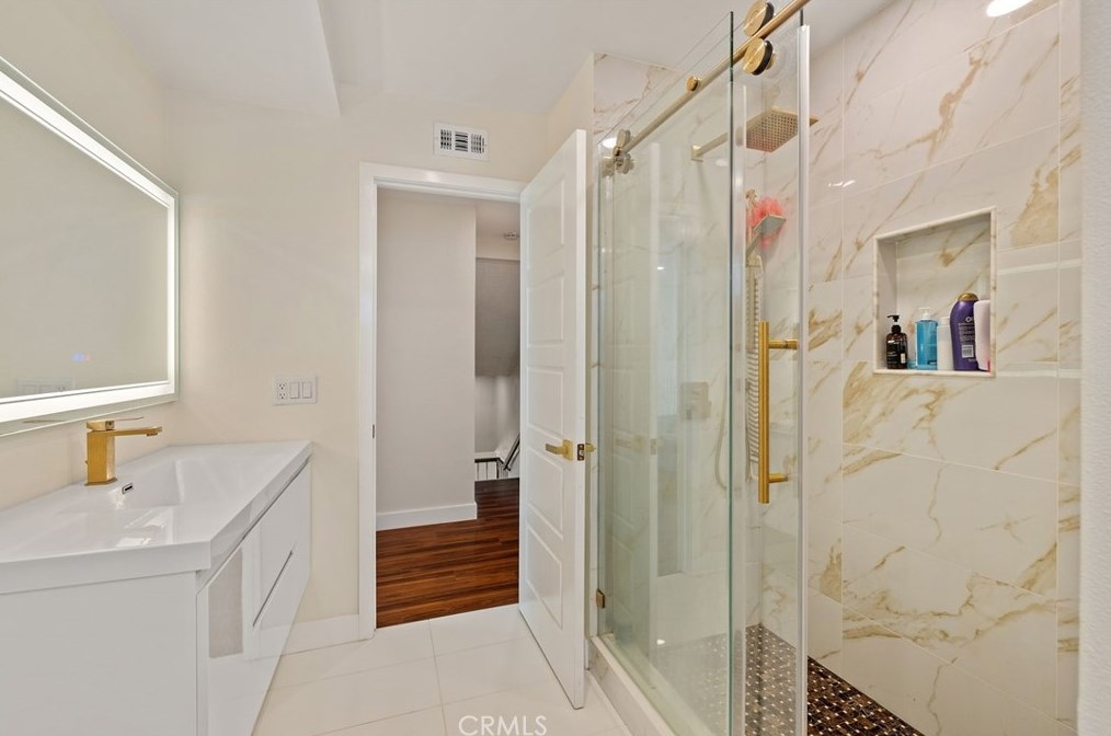 16042 Pitman Ln, Huntington Beach CA  92647-3433 exterior