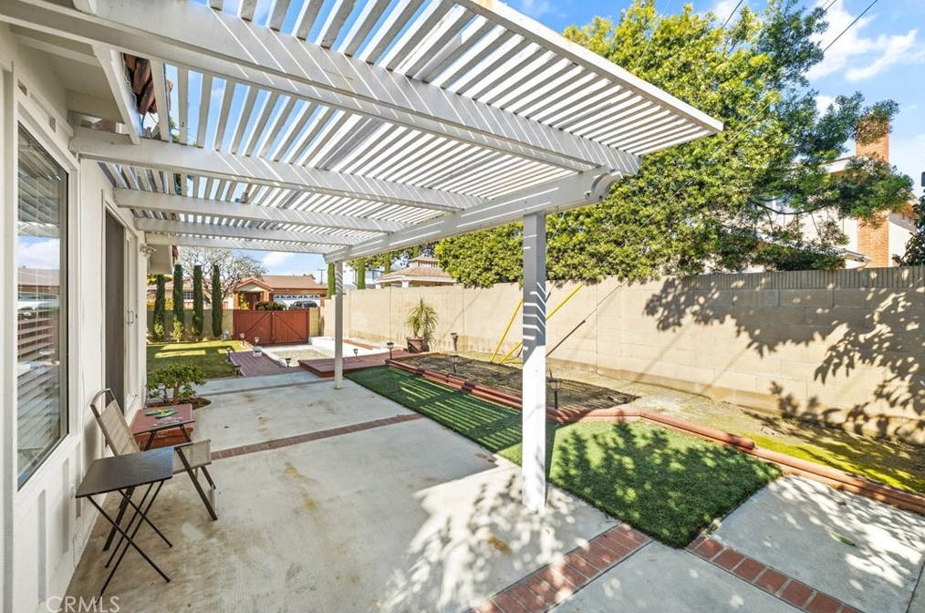 16042 Pitman Ln, Huntington Beach CA  92647-3433 exterior