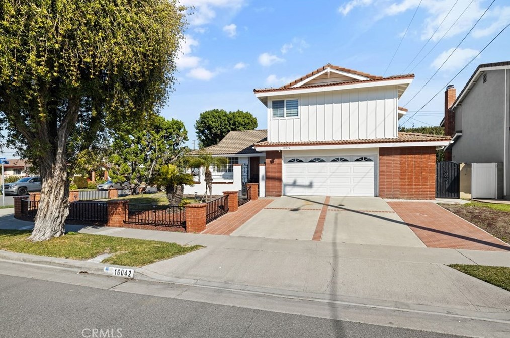 16042 Pitman Ln, Huntington Beach CA  92647-3433 exterior