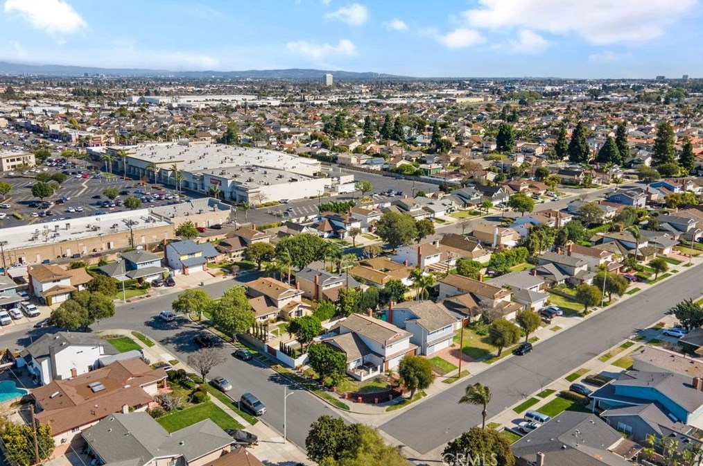 16042 Pitman Ln, Huntington Beach CA  92647-3433 exterior